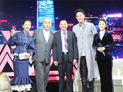 新望董事長(zhǎng)羅永輝與著名歌星劉尊老師、汪正正老師、郭津彤老師、主持人雅琪在北京電視臺(tái)錄制節(jié)目現(xiàn)場(chǎng)親切合影